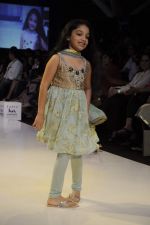 Kids walk the ramp for Payal Singhal Show at Kids Fashion Week day 3 on 19th Jan 2012 (39).JPG